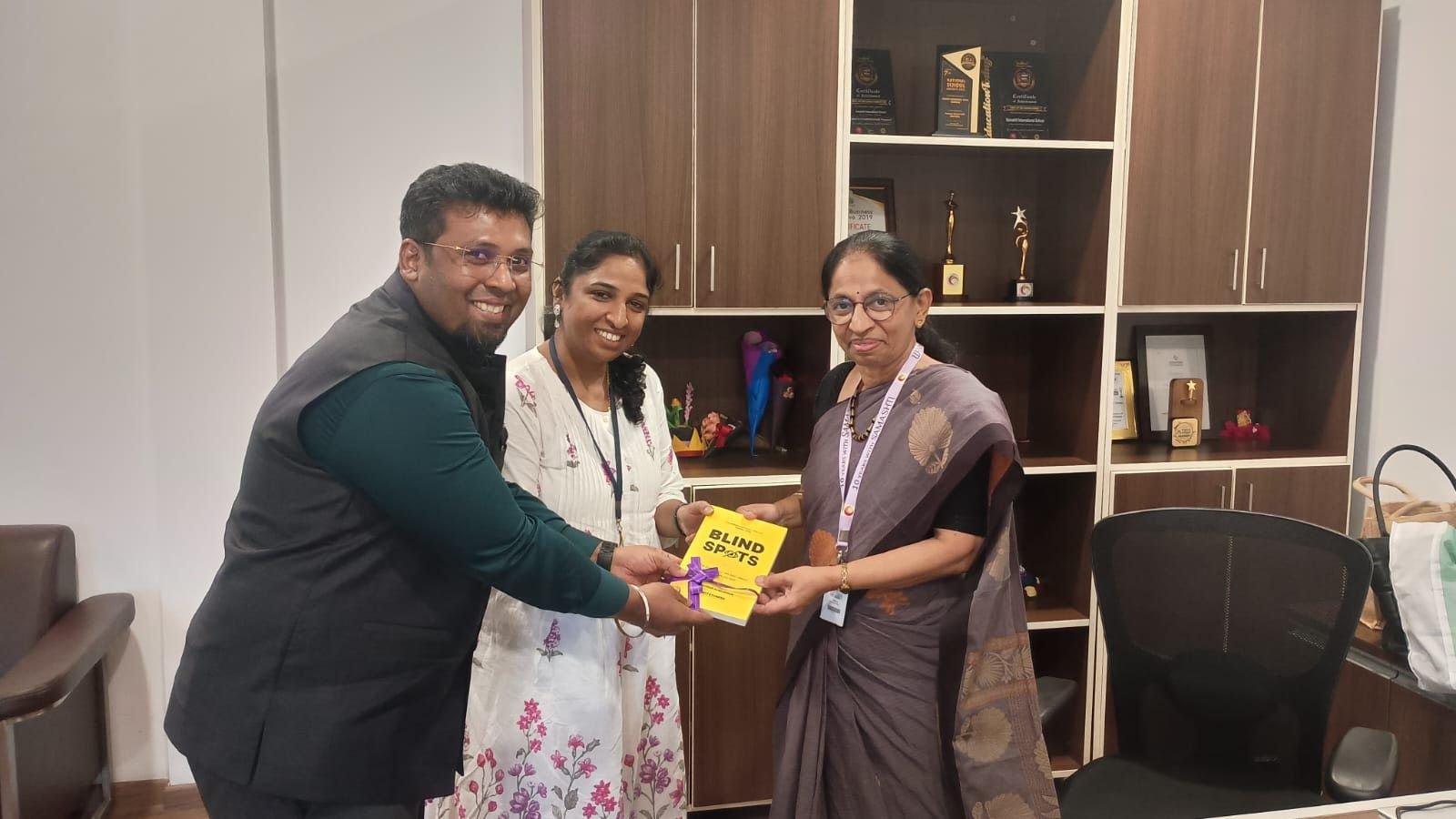 Sivakumar Alagumalai handing BLINDSPOTS to Mrs. Sasi, Principal, Samashti International School